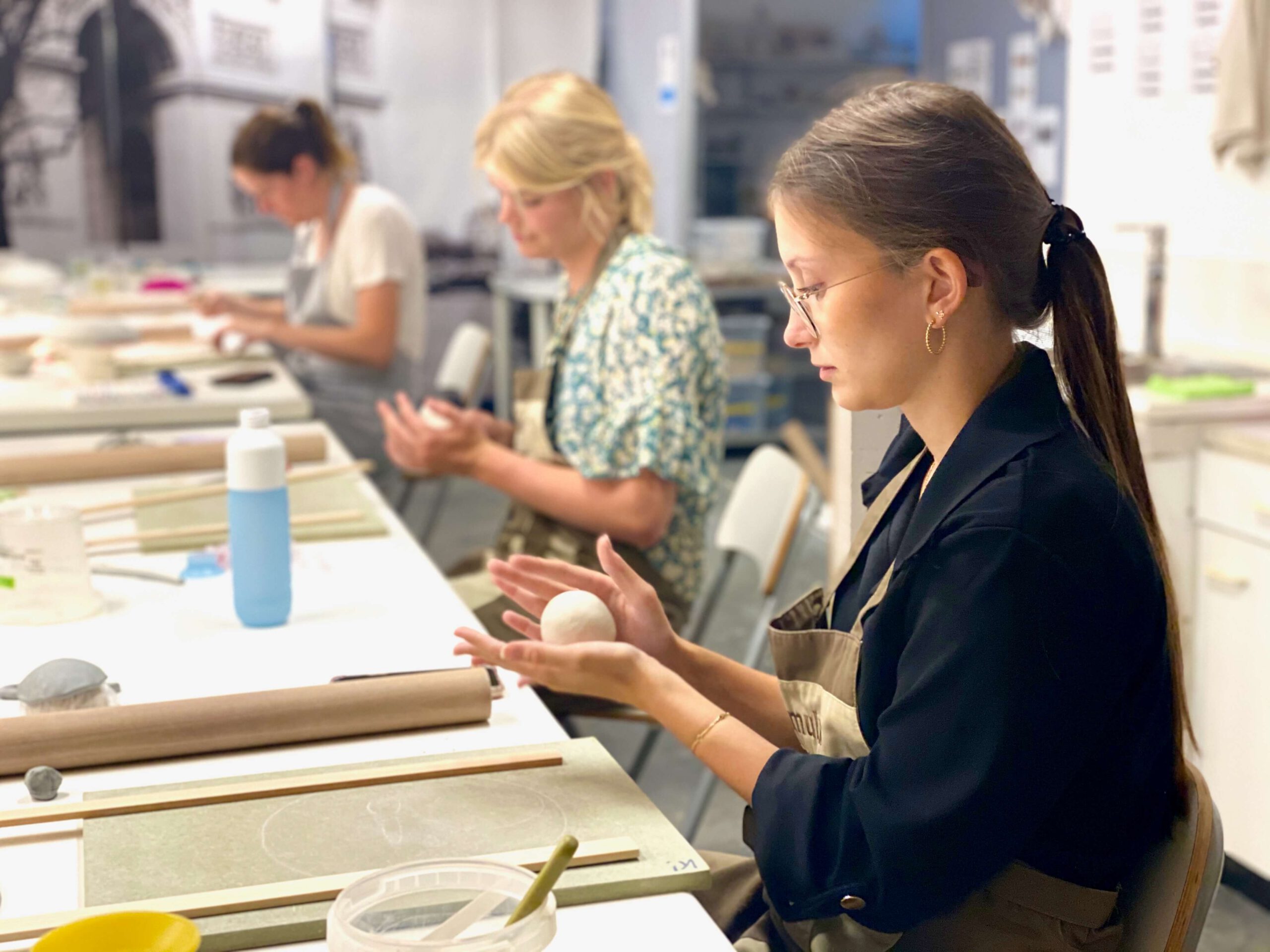 Sfeerbeeld Atelier-K! | Cursussen & workshops keramiek voor volwassenen in Merksem