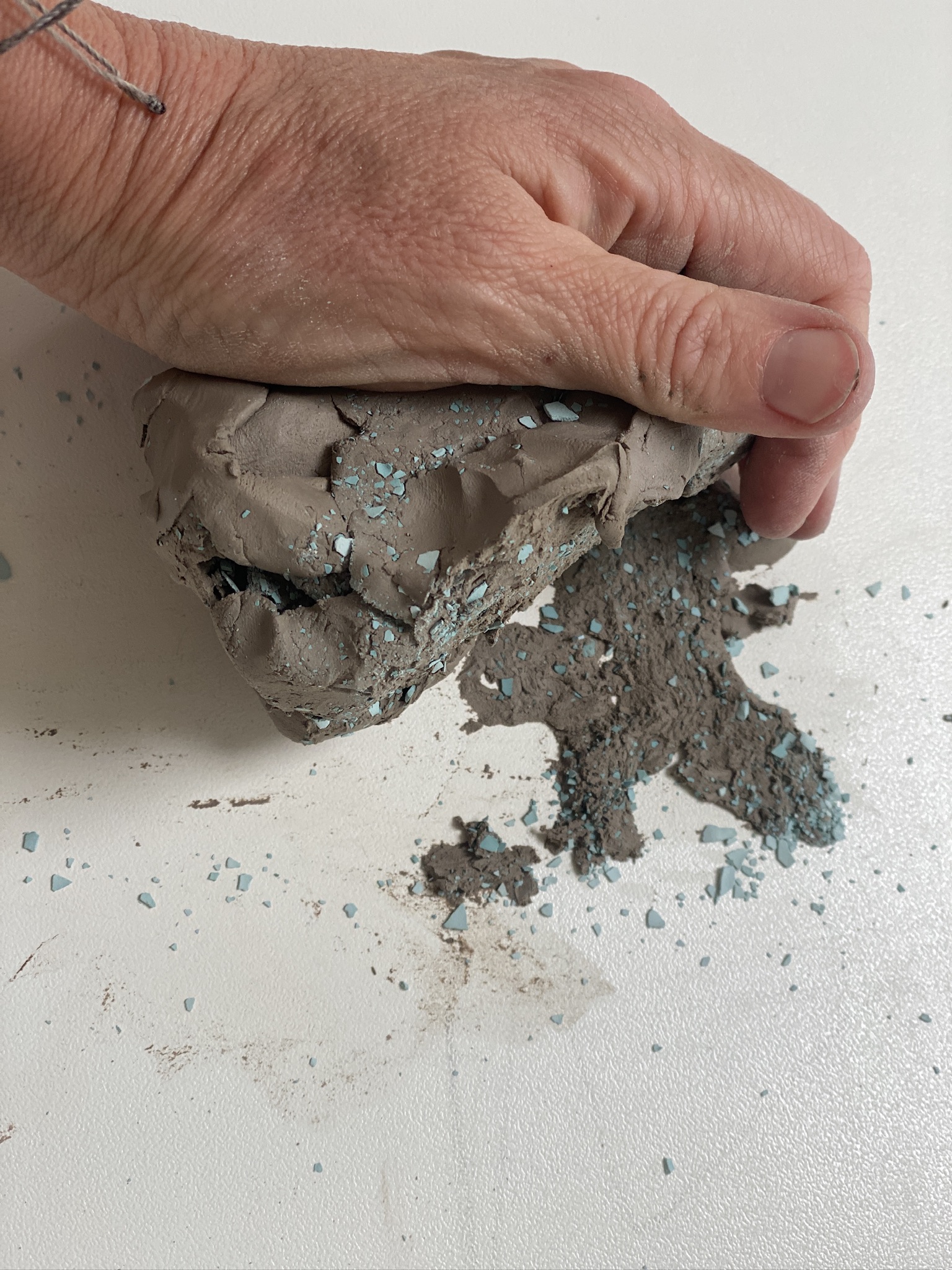 DECORATIETECHNIEK Gekleurde chamotte maken en gebruiken