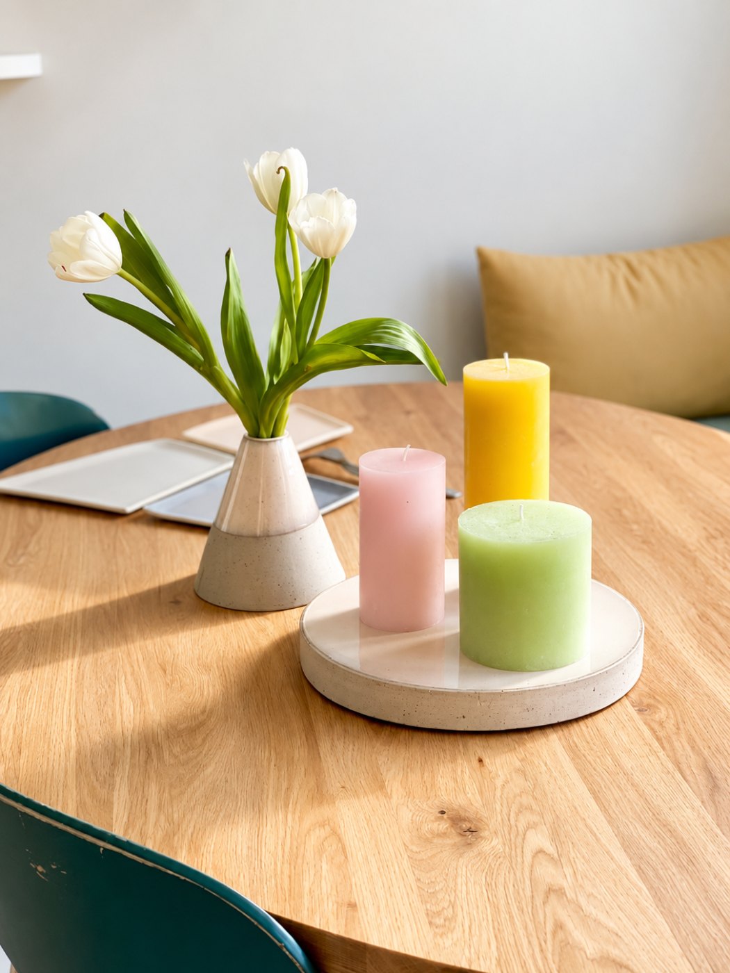 Keramische taartstaander naast tulpen en kaarsjes